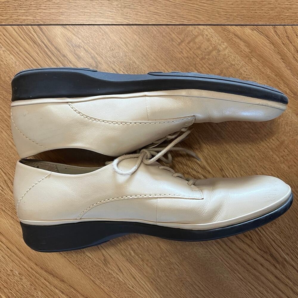 Easy Spirit FreeNEasy size 7 lace-up leather shoes. Light creamy tan/beige. - Picture 6 of 8